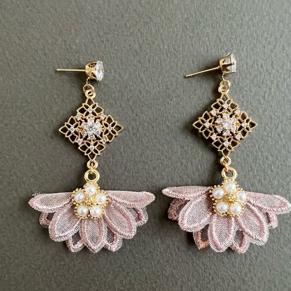 Elegant Flirty Flower-Inspired Dangle Earrings- Mixed Material Stylish Feminine - Picture 5 of 11